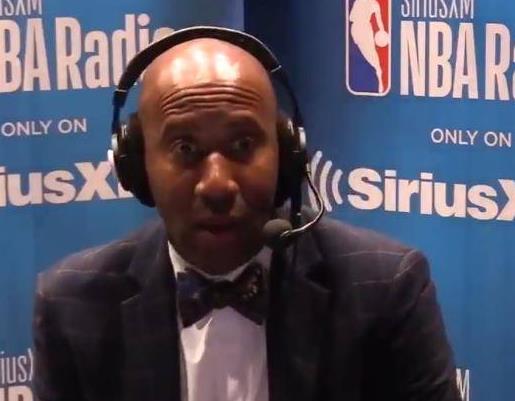 中超赛场争议判罚：VAR判罚引发热议,（中超赛场再起风波：VAR裁定引发热议）