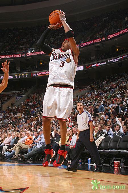 东北人冰雪上玩出花样，骑行健身与躺平同乐（东北冰雪玩法多，骑行健身与躺平齐欢乐）