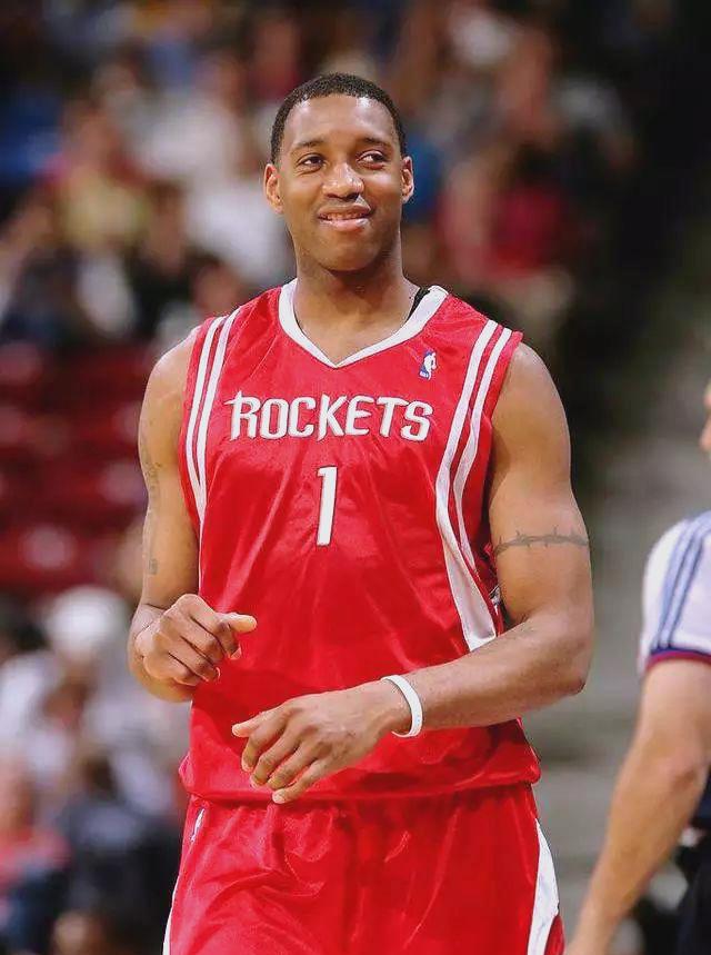 俄极限运动员挑战在1800米高空踢球，进球后做出C罗庆祝动作（俄罗斯极限运动员海拔1800米高空踢球，破门后上演C罗式庆祝）