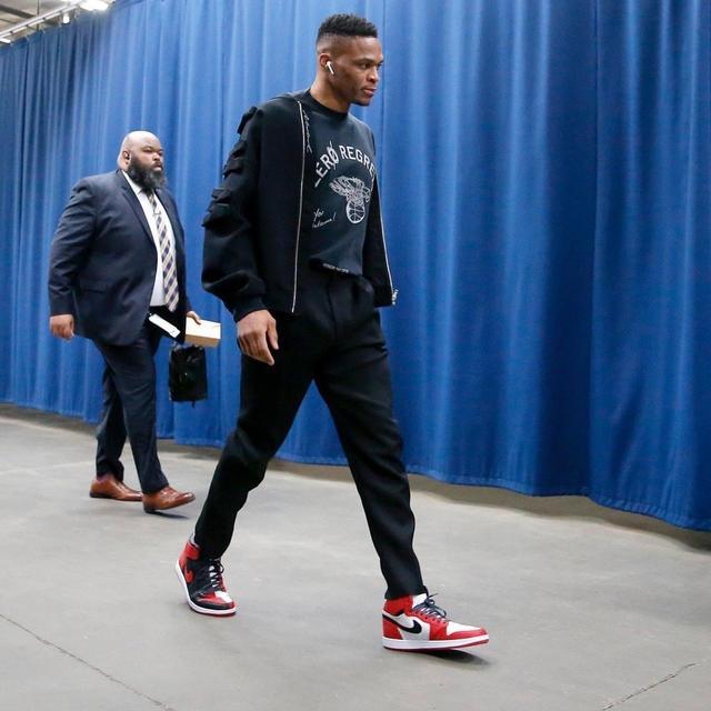 有惊无险，小麦和孔蒂所乘飞机警告灯误报导致飞机迫降（虚惊一场，小麦与孔蒂所乘航班因警示灯误报紧急降落）