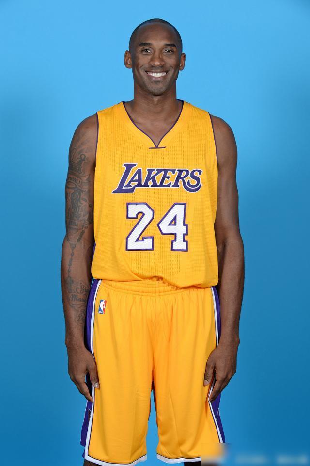 无敌了！39岁的胡尔克远距离任意球重炮破门！（宝刀未老！39岁胡尔克超远任意球重炮轰破球门）